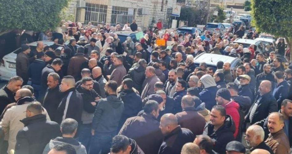 المعلمين يعتصمون أمام مديرة التربية في بيت لحم