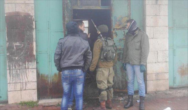 الاحتلال يغلق محال تجارية بأريحا ويخطر بهدم مصلى في بيت لحم