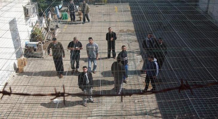 الأسرى يواصلون العصيان وإدارة السجون ترد بزيادة العقوبات