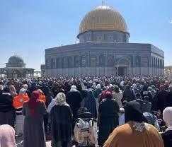 الآلاف المواطنين يحيون ذكرى الإسراء والمعراج في الأقصى