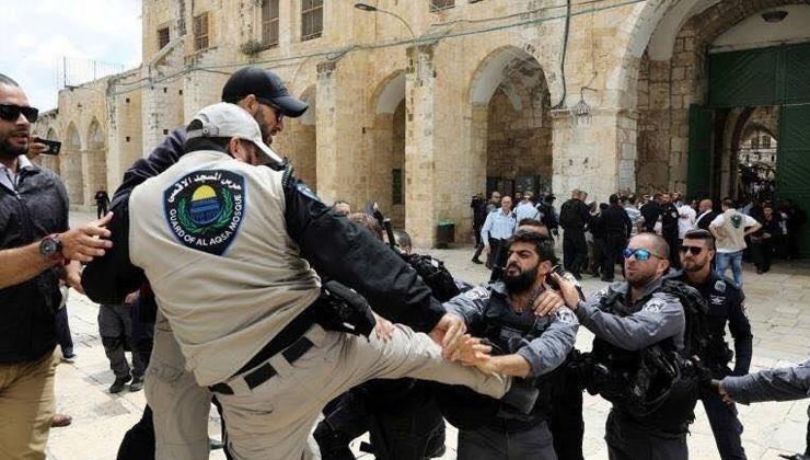 الاحتلال يعتقل أحد حراس المسجد الأقصى