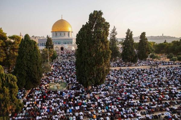 70 ألف مصلٍّ يؤدون صلاة الجمعة في المسجد الأقصى