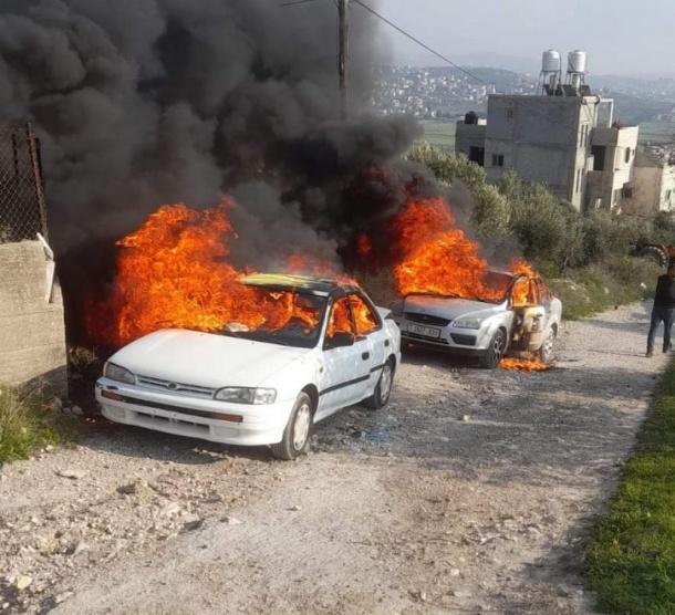 مستوطنون يهاجمون منازل ويحرقون مركبتين بجنوب نابلس