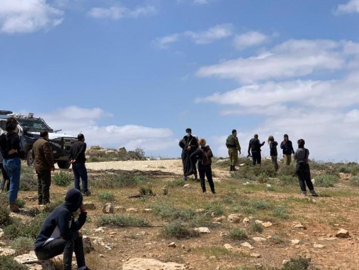 الاحتلال يعتقل مواطنا وزوجته ونجله من أرضه بمسافر يطا