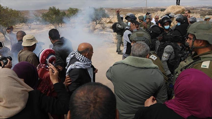 إصابة فلسطيني باعتداءات للاحتلال ومستوطنيه بالضفة