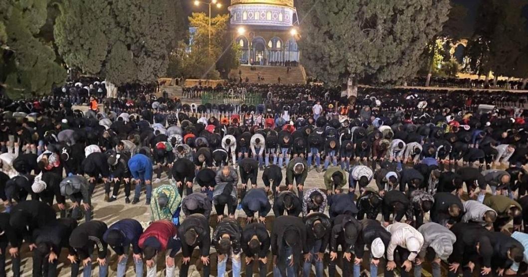 الآلاف يلبون نداء الفجر العظيم في المسجدين 