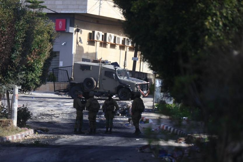 الاحتلال يقتحم منازل ويحتجز ساكنيها بجنين