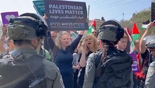 الاحتلال يغلق نابلس لمنع وصول متضامنين لحوارة