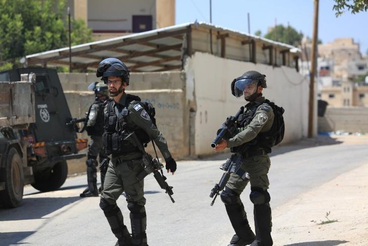 الاحتلال يقتحم بلدة بيت كاحل ويستولي على مركبة