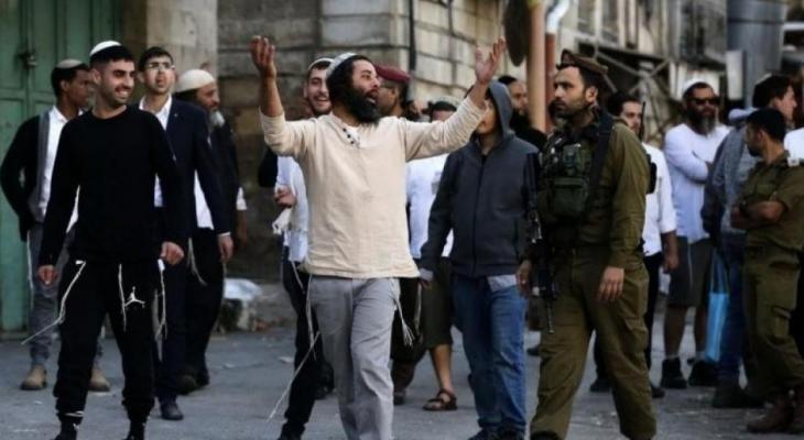 مستوطنون يعتدون على الفلسطينيين في مدينة الخليل