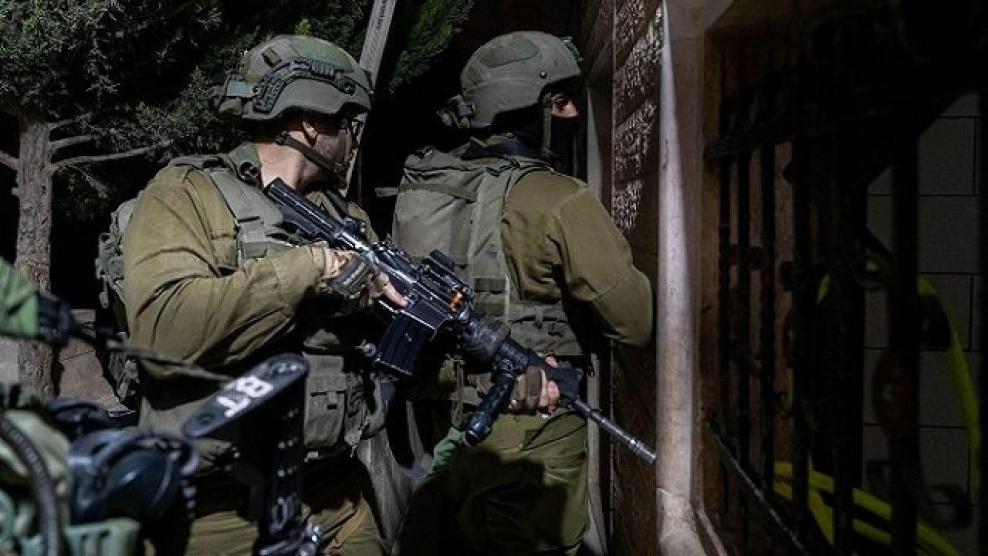 قوات الاحتلال تعتقل 4 مواطنين بينهم قيادي في 