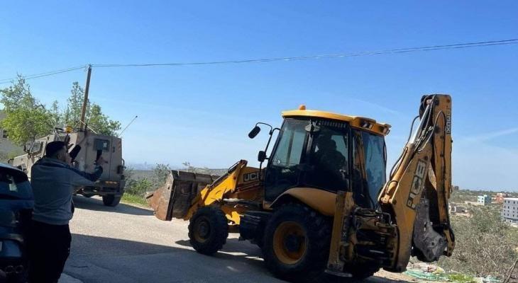 الاحتلال يُصادر جرافة فلسطينية غرب سلفيت