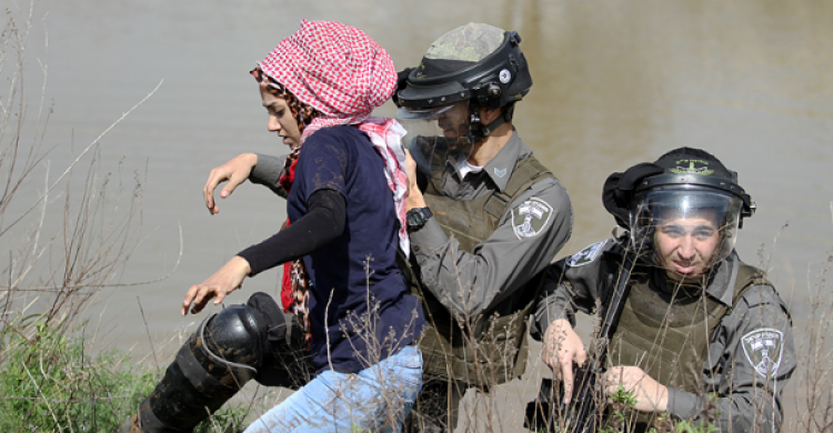 الاحتلال يعتقل شابة من القدس