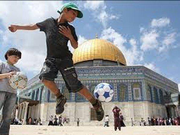حملة للمستوطنين لمنع الاطفال من اللعب بالكرة في الاقصى