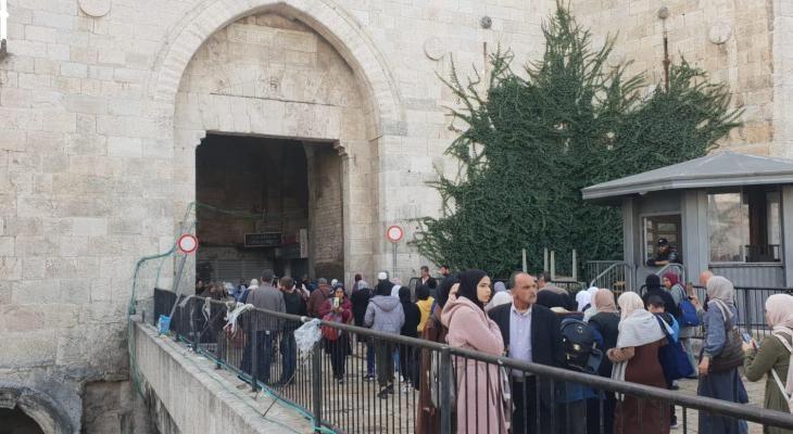 الاحتلال يشدد من إجراءاته العسكرية وينكل بعائلة في القدس