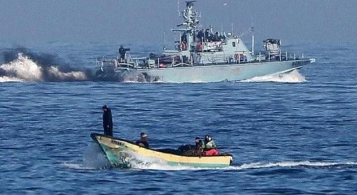 بحرية الاحتلال تحاصر عدد من مراكب الصيادين ببحر شمال غرب غزة