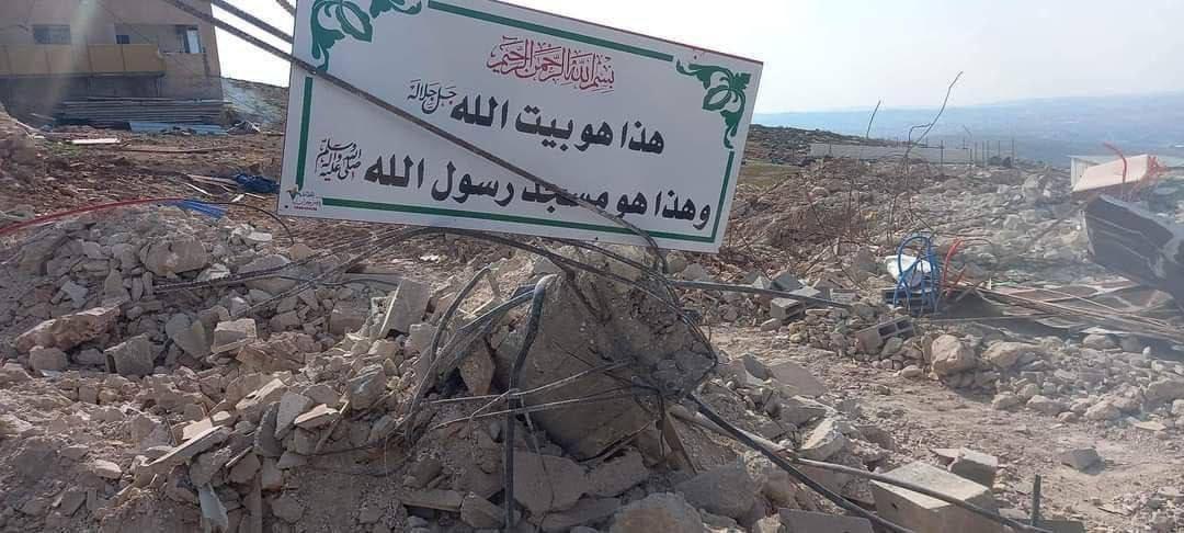 الاحتلال يُخطر بهدم مسجد جنوب الخليل