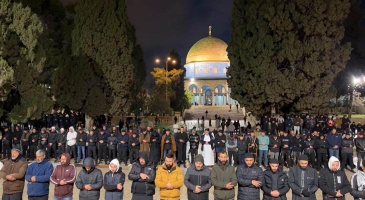 الآلاف يصلون فجر العاشر من رمضان في