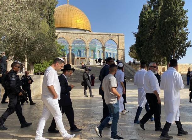 بعد اجبار المصلين على مغادرته: عشرات المستوطنين يقتحمون 