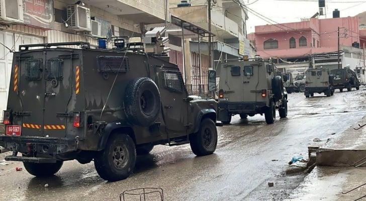 شهيد وإصابتان برصاص الاحتلال خلال اقتحام مخيم عقبة جبر