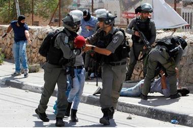 الاحتلال يبعد 6 فتية عن المسجد الأقصى