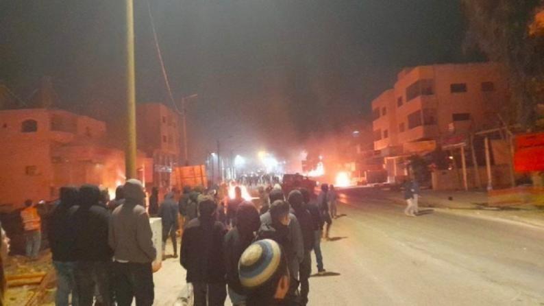 مستوطنون يغلقون مدخل البيرة الشمالي ويعتدون على مركبات المواطنين