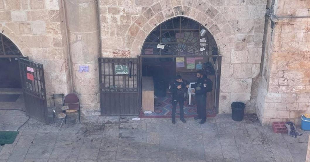 قوات الاحتلال تجدد اقتحامها لباب الرحمة وتقطع الكهرباء