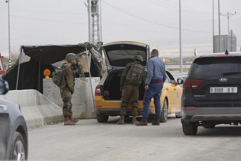 قوات الاحتلال تواصل تشديد إجراءاتها على حاجز الحمرا