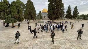 المئات من المستوطنين يقتحمون المسجد الأقصى