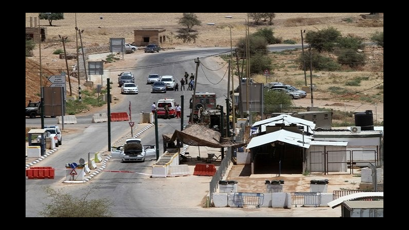 الاحتلال يواصل تشديد إجراءاته على حاجز الحمرا العسكري في الأغوار