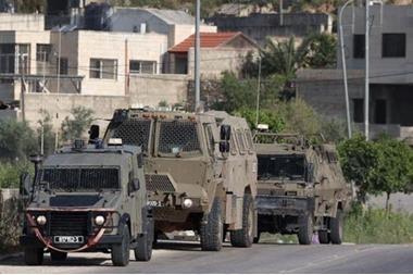 الاحتلال ينصب حواجز عسكرية ويفتش منازل في الخليل