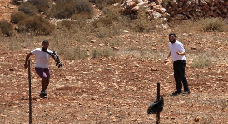 مستوطنون يهاجمون أراضي الفلسطينيين في مسافر يطا