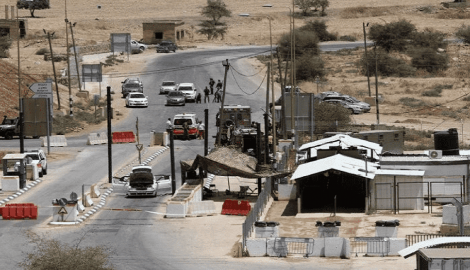 الاحتلال يواصل تشديد إجراءاته على حاجز الحمرا في الأغوار