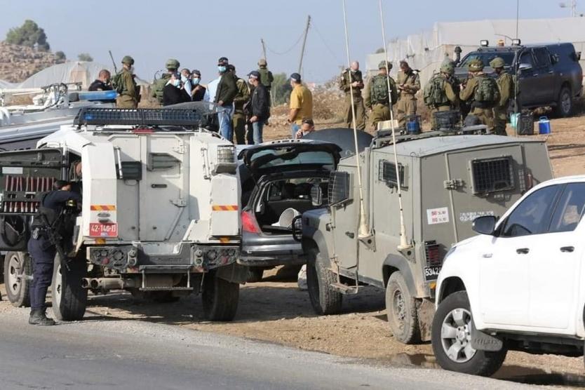 الاحتلال يحتجز مواطنين ونشطاء جنوب الخليل