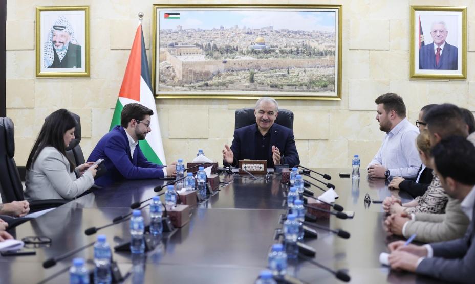  اشتية يدعو المانحين للمساعدة في سد الفجوة التمويلية لمعالجة العجز في الموازنة