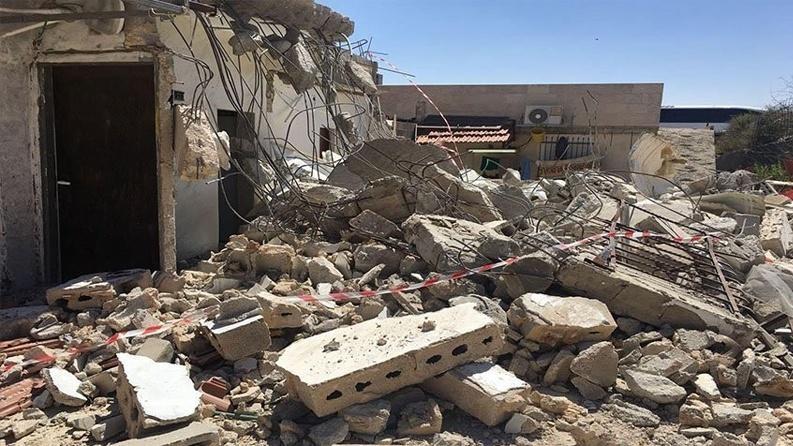 الاحتلال يجبر فلسطينياً على هدم غرفة سكنية بالقدس