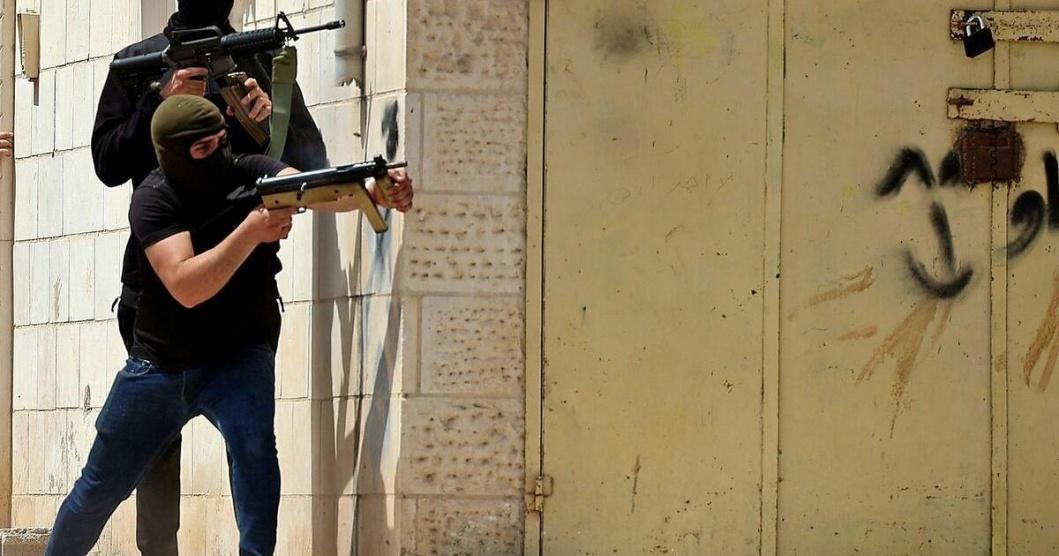 مقاومون يستهدفون معسكراً للاحتلال بطوباس