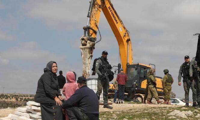 الاحتلال يخطر بوقف العمل في مستودع للزيوت في يطا