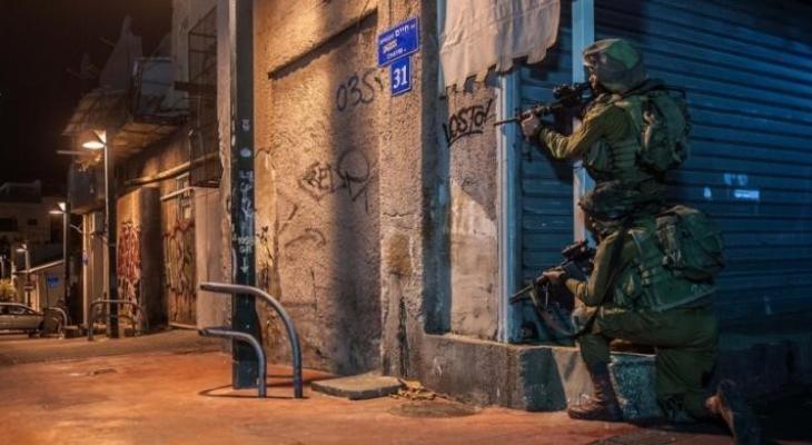 اعتقالات خلال اقتحام مدن بالضفة ومقاومون يتصدون بالرصاص الحي