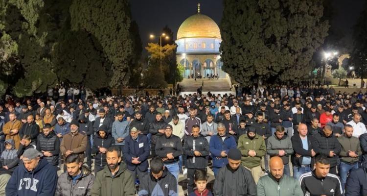  آلاف الفلسطينيين يؤدون صلاة الفجر في المسجد الأقصى