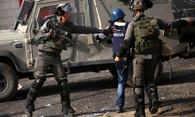  الاحتلال يعتقل 12 فلسطينيًا من الضفة الغربية