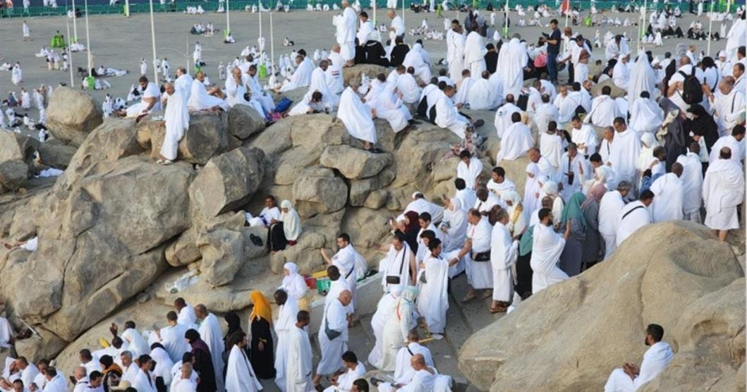 الحجاج يتوافدون على صعيد عرفات لأداء ركن الحج الأعظم