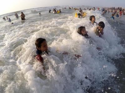 بلدية غزة تقرر منع السباحة بالبحر