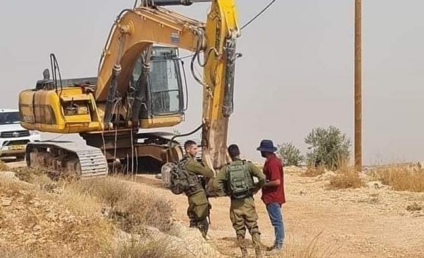 الاحتلال يستولي على جرافة ويعتقل سائقها جنوب قلقيلية