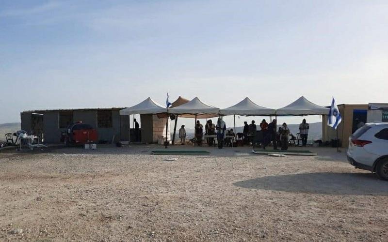  مستوطنون يستولون على أرض شرق الخليل