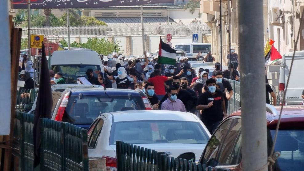 محتجون على العدوان يتظاهرون أمام سفارة إسرائيل بمدريد