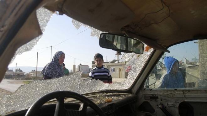 مستوطنون يحطمون مركبات المواطنين جنوب القدس