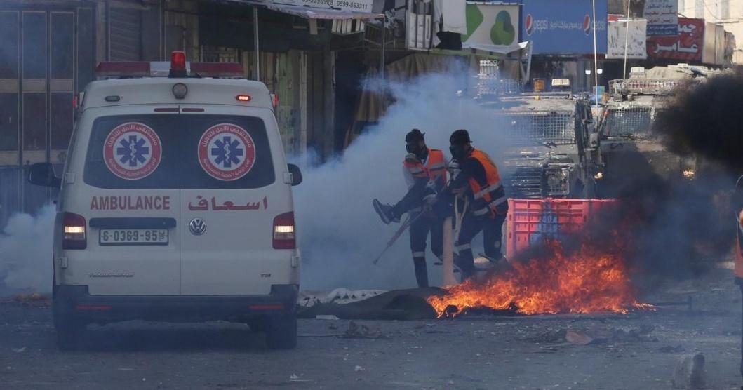 مواجهات في مخيم العروب والشبان يحرقون عددًا من النقاط العسكرية