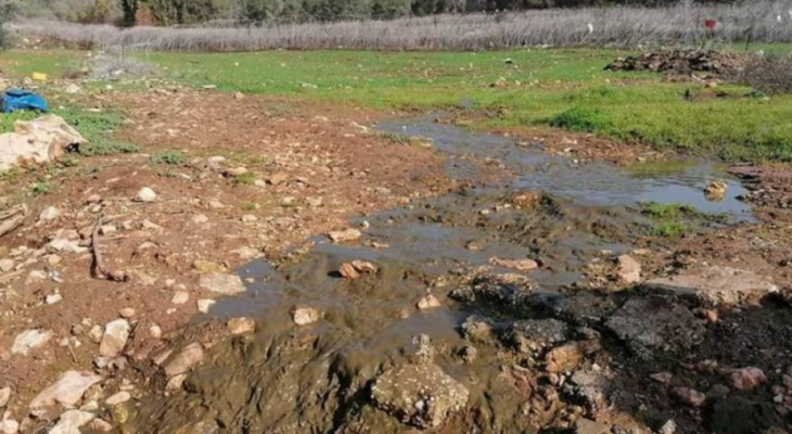 مستوطنون يضخون مياهاً عادمة ويصورون منازل في بيت لحم وأريحا