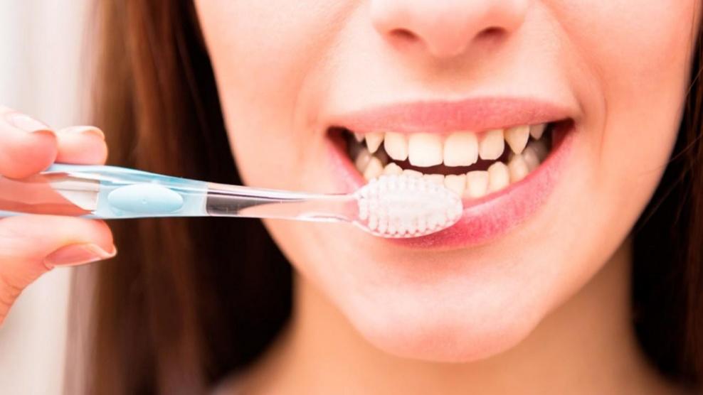 إهمال تنظيف الأسنان قد يكون وراء الإصابة بالزهايمر